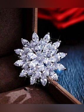 💎 NEW 💎 Crystal Floral Statement Brooch 💎